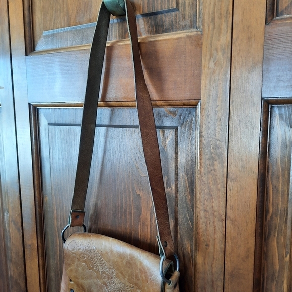 Vintage handcrafted boho tan brown leather floral stamped crossbody bag - Picture 2 of 11